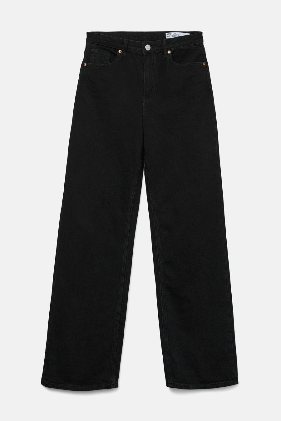 Zwarte rechte jeans van VERO MODA, gedragen met een witte geribbelde tanktop en sneakers.