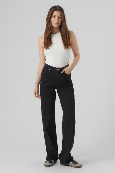Jean droit noir de VERO MODA, porté avec un débardeur blanc côtelé et des baskets.