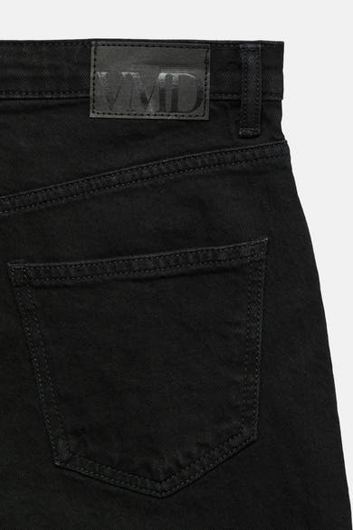 Zwarte rechte jeans van VERO MODA®, met achterzak en gelabeld leren etiket.