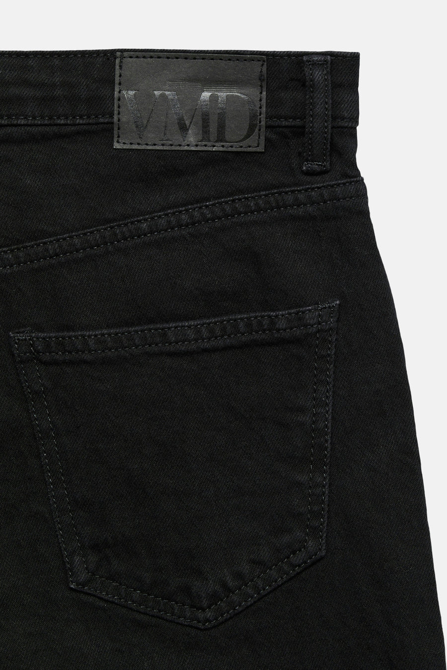 Zwarte rechte jeans van VERO MODA®, met achterzak en gelabeld leren etiket.