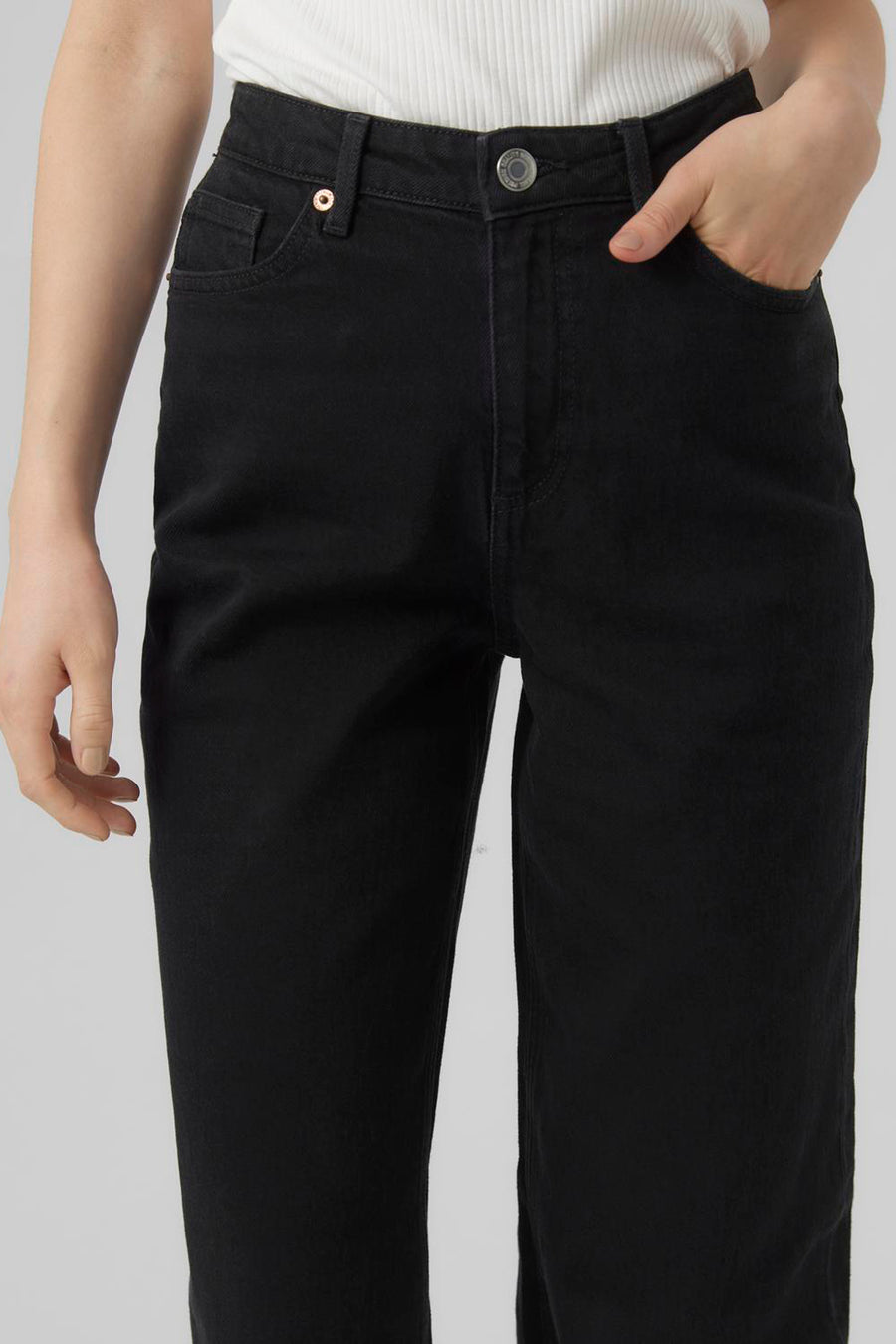 Zwarte rechte jeans van VERO MODA, met zakdetails en zilveren knoop.