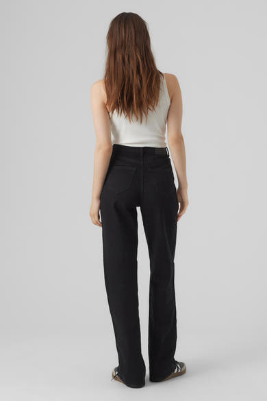 Zwarte rechte jeans van VERO MODA, van achteren gezien, gedragen met een witte tanktop en sneakers.