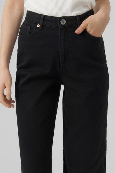Zwarte rechte spijkerbroek van VERO MODA, met een hand in de zak.