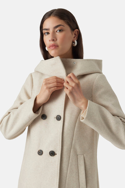 Veste courte beige de VERO MODA avec capuche et fermeture à boutons.
