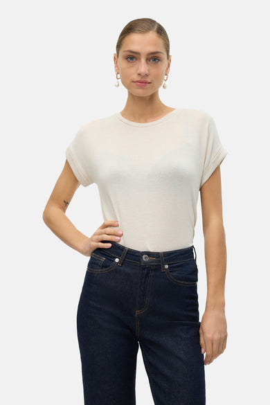 T-shirt beige à manches courtes de VERO MODA, porté avec un jean taille haute bleu foncé.