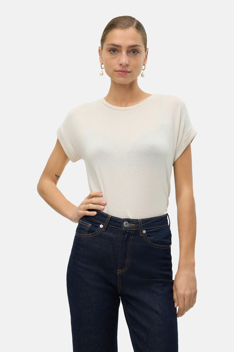 T-shirt beige à manches courtes de VERO MODA, porté avec un jean taille haute bleu foncé.