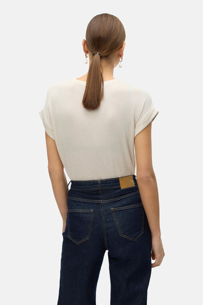 T-shirt à manches courtes beige de VERO MODA, porté avec un jean bleu foncé, vue de dos.
