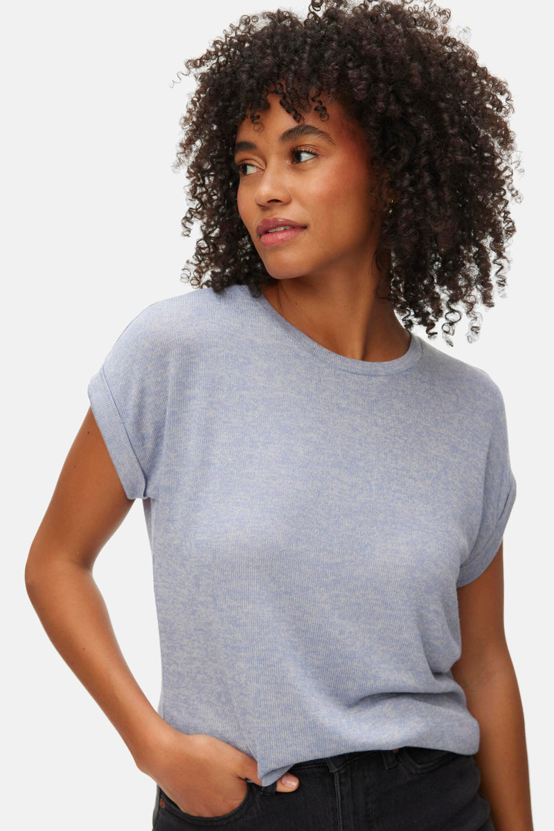 Blauw T-shirt met korte mouwen van VERO MODA, van achteren gezien, gedragen met een zwarte jeans.