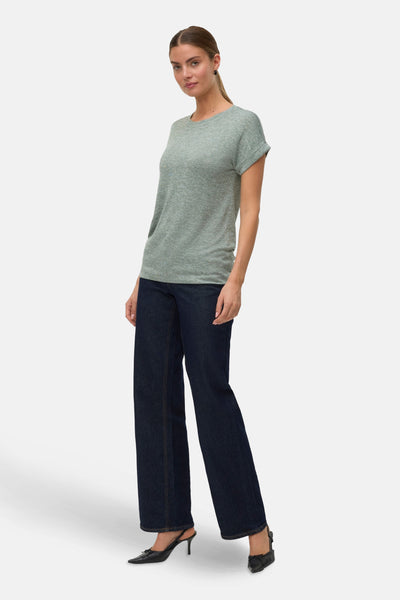 T-shirt à manches courtes vert de VERO MODA avec ourlets roulés et porté avec un jean bleu foncé.