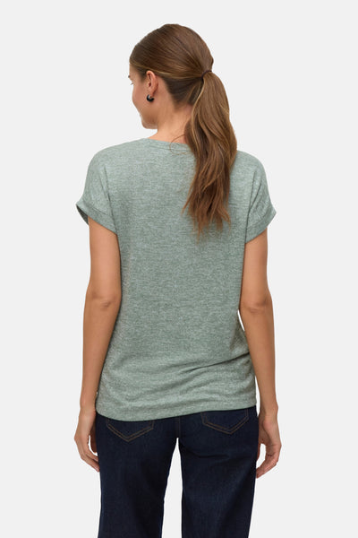 T-shirt vert à manches courtes de Vero Moda, porté avec un jean bleu foncé, vue de dos.