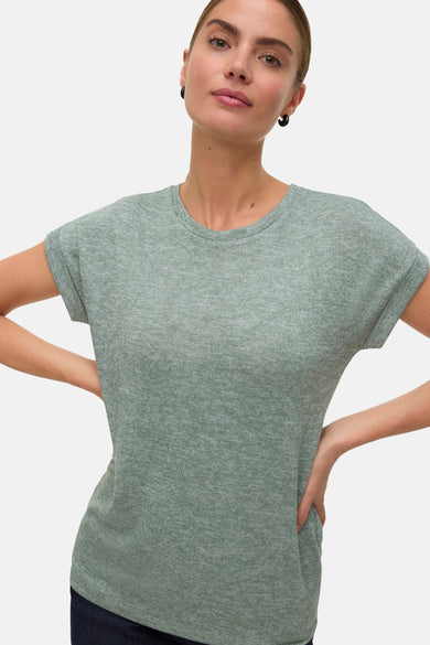 T-shirt vert à manches courtes de VERO MODA, porté avec des boucles d'oreilles noires et un jean foncé.
