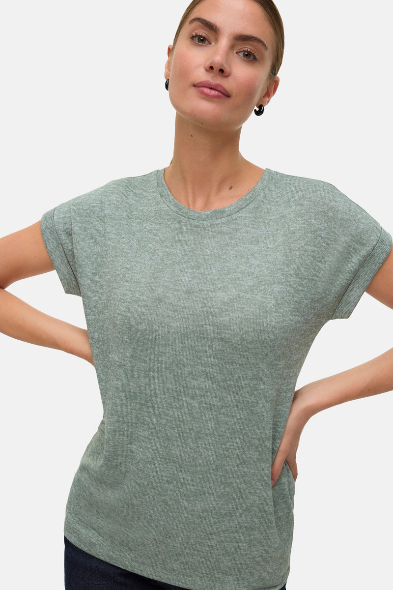 T-shirt vert à manches courtes de VERO MODA, porté avec des boucles d'oreilles noires et un jean foncé.
