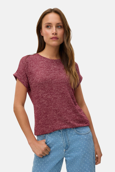 T-shirt rouge à manches courtes de Vero Moda, avec un tissu texturé et porté avec un jean clair.
