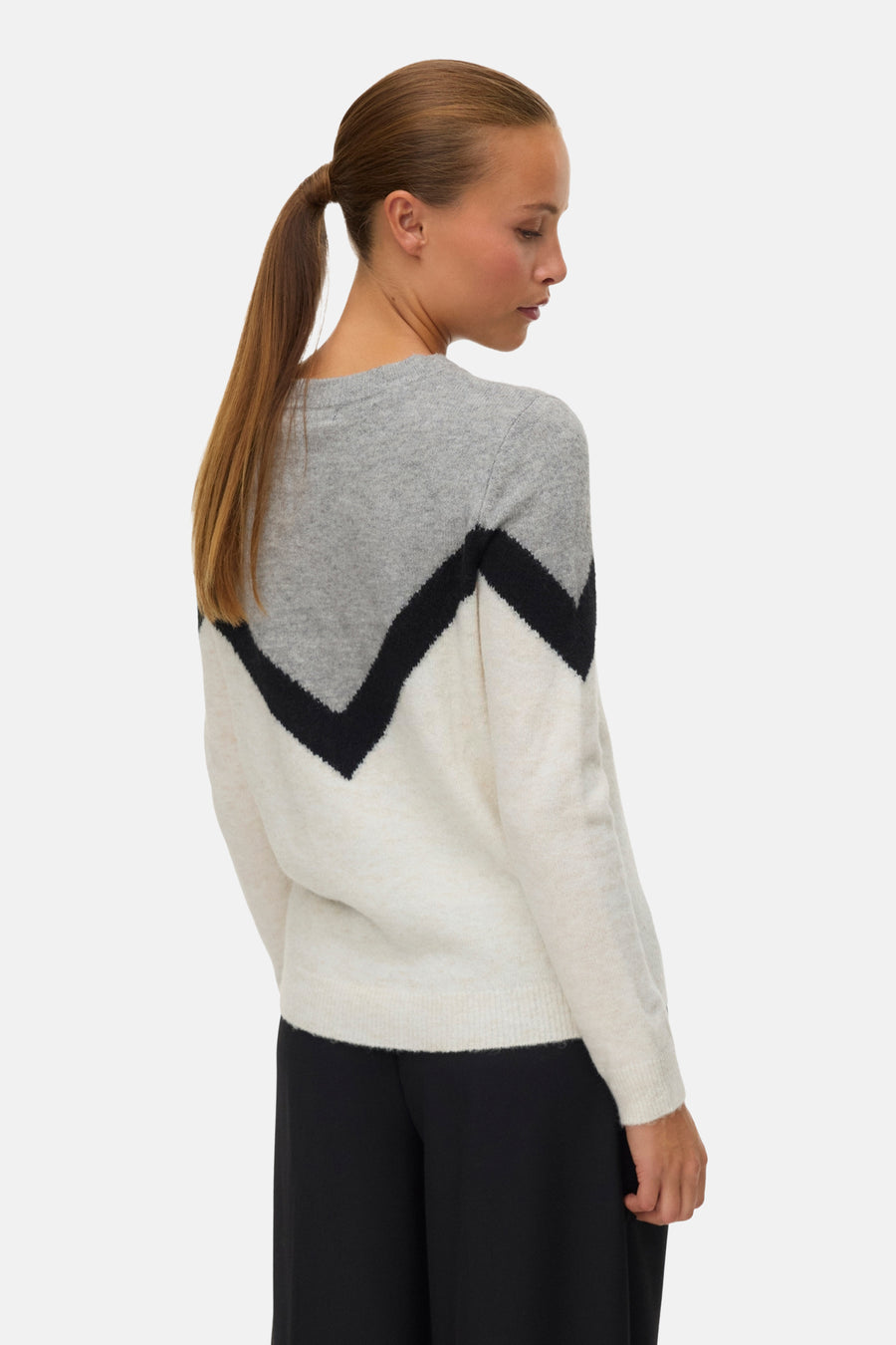 Pull à col rond multicolore de VERO MODA, avec motif géométrique chevron sur le dos.