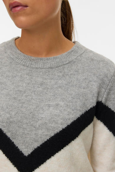 Pull à col rond multicolore de VERO MODA®, avec motif en chevron sur le devant.