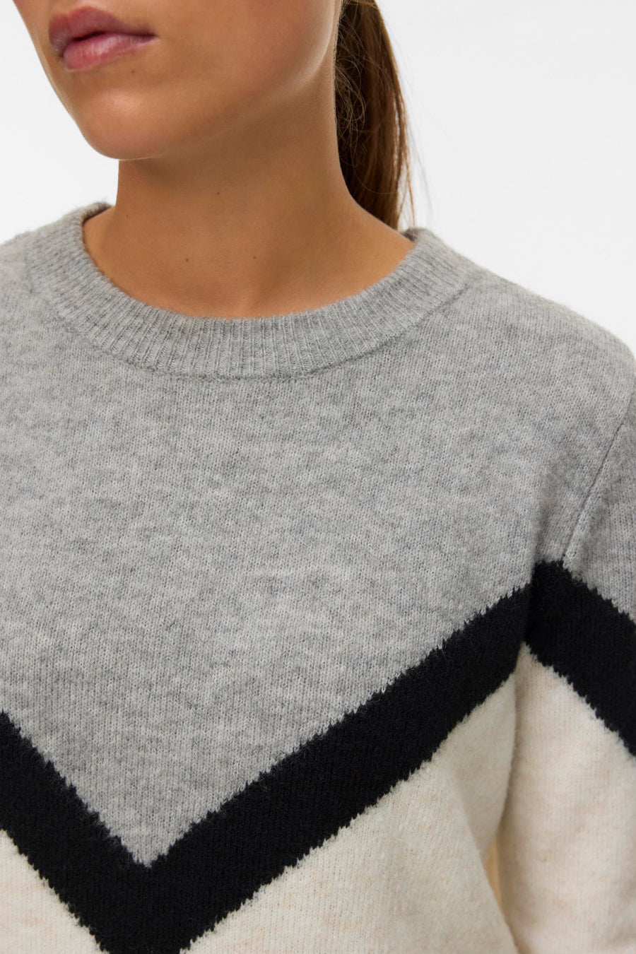Pull à col rond multicolore de VERO MODA®, avec motif en chevron sur le devant.