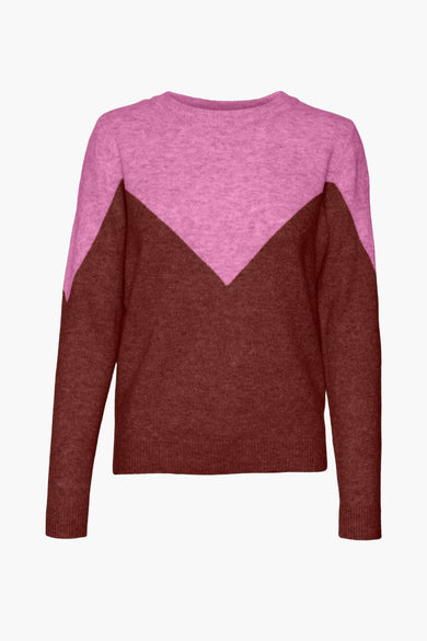 Pull rose en tricot de VERO MODA, avec empiècement en V bordeaux sur le devant.