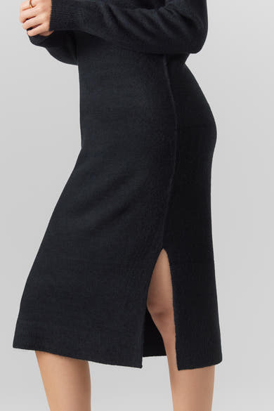 Zwarte midi-jurk van VERO MODA®, met een zijsplit, in een getextureerde stof.