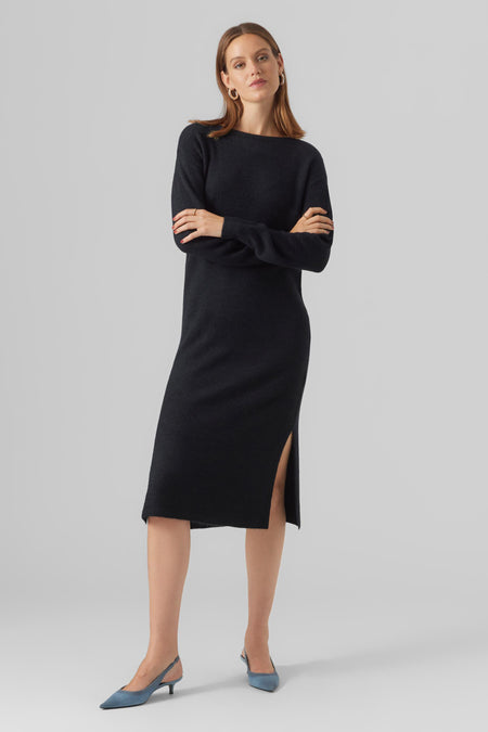 Robe midi noire de VERO MODA, avec une fente latérale, portée avec des chaussures à talons bleues.
