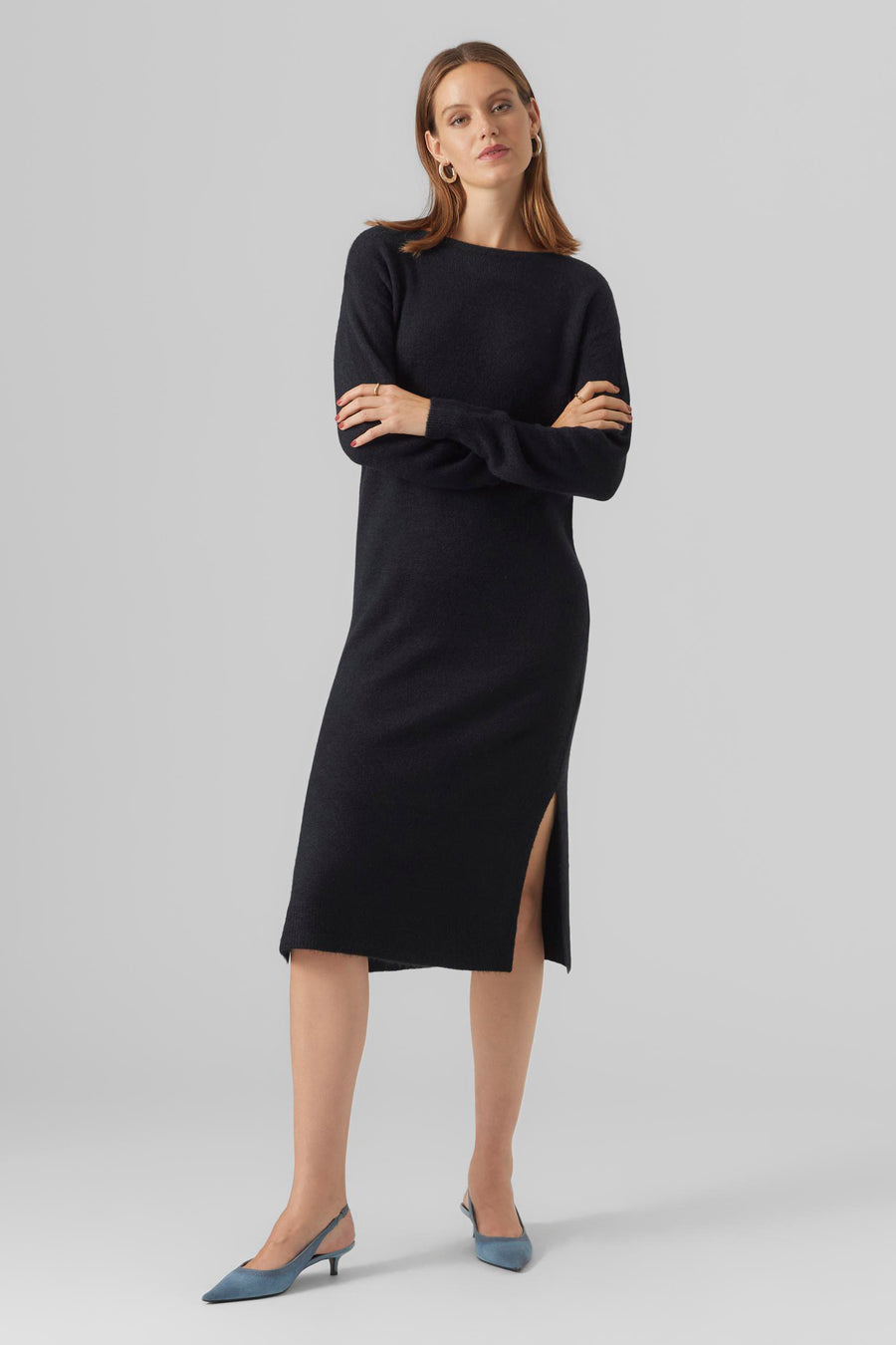 Zwarte midi-jurk van VERO MODA®, met lange mouwen en een zijsplit.