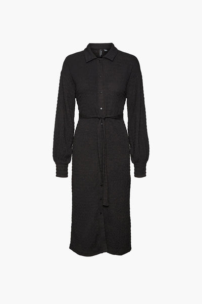 Robe midi noire texturée de Vero Moda, avec ceinture nouée et fermeture boutonnée sur toute la longueur.