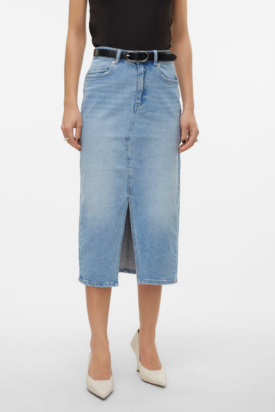Jupe 3/4 en denim bleu clair de Vero Moda, avec une ceinture noire et une fente avant.