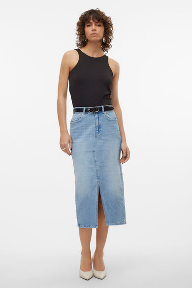 Jupe 3/4 en denim bleu clair de VERO MODA, avec ceinture noire et fente sur le devant.
