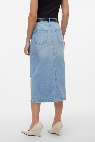 Jupe 3/4 en denim bleu clair de VERO MODA, avec poches arrière et ourlet brut.