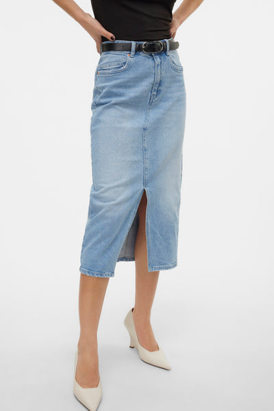 Jupe 3/4 en denim bleu clair de Vero Moda, avec ceinture noire et fente sur le devant.