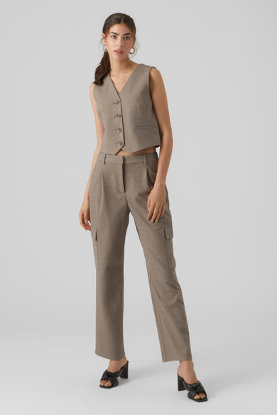 Pantalon cargo gris de VERO MODA, avec poches latérales et coupe droite, porté avec des mules noires à talons.
