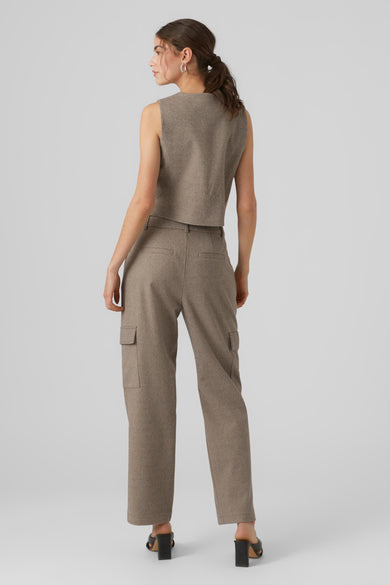 Pantalon cargo gris de VERO MODA, porté avec un haut court assorti et des talons noirs.
