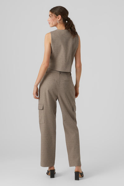 Pantalon cargo gris de VERO MODA, porté avec un haut court assorti et des talons noirs.