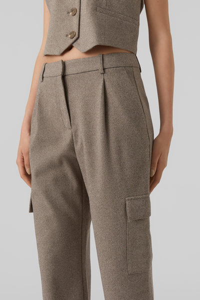 Pantalon cargo gris de VERO MODA, avec un motif à chevrons et une coupe tailleur.