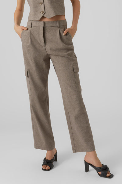 Pantalon gris de VERO MODA, coupe droite avec poches cargo et texture à chevrons.
