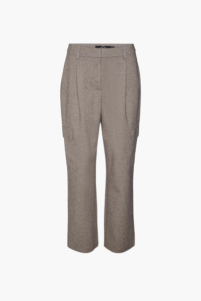 Pantalon gris de VERO MODA, coupe droite avec poches cargo, motif à chevrons et texture tweed.