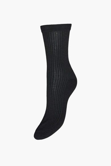 Chaussette noire côtelée de Vero Moda, sur fond blanc.