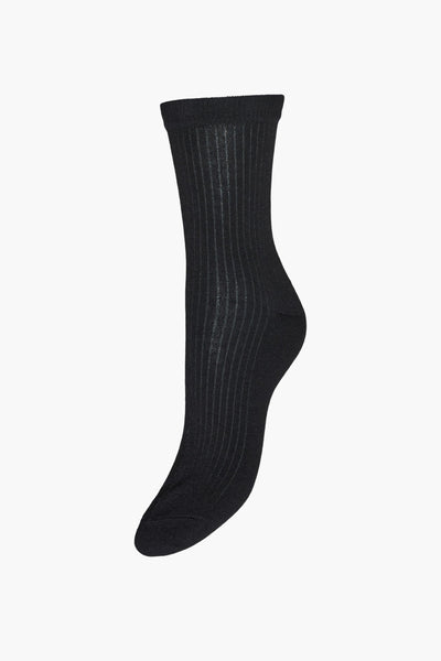 Chaussette noire côtelée de Vero Moda, sur fond blanc.