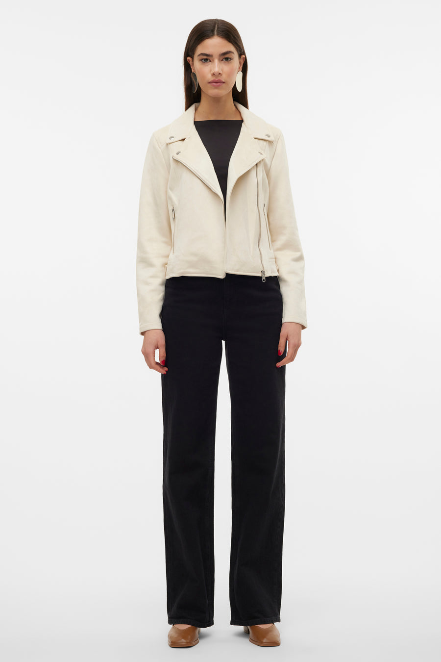 Veste en similicuir beige de Vero Moda, portée avec un haut noir et un pantalon noir ample.