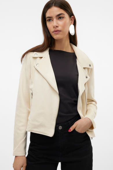 Veste en similicuir beige de Vero Moda avec fermeture éclair et poches, portée avec un t-shirt noir uni.