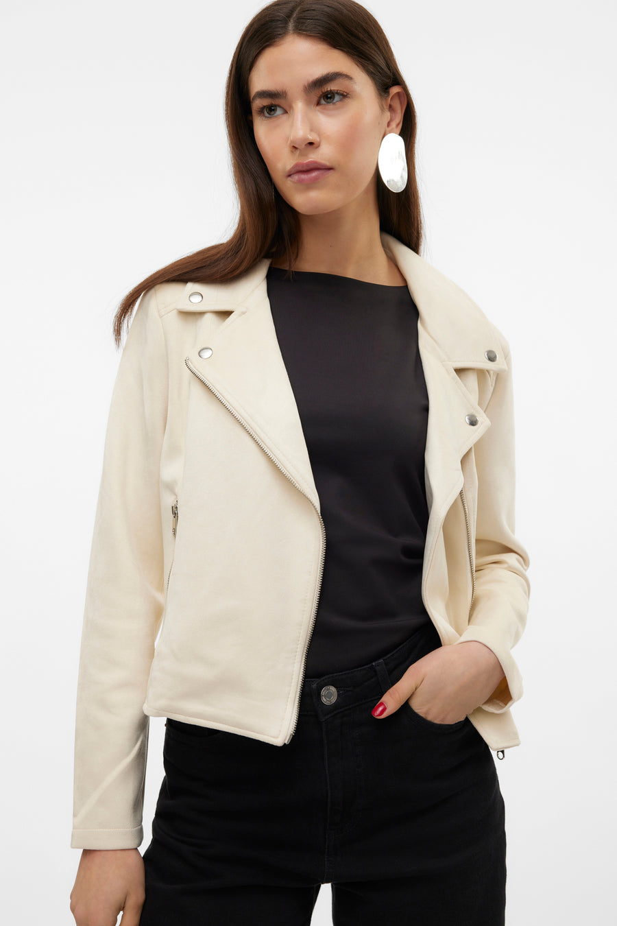 Veste en similicuir beige de Vero Moda avec fermeture éclair et poches, portée avec un t-shirt noir uni.