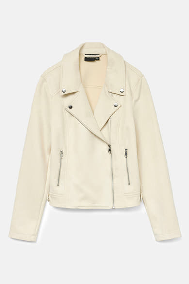 Veste en simili cuir beige de Vero Moda avec fermeture éclair asymétrique et détails de rivets argentés.