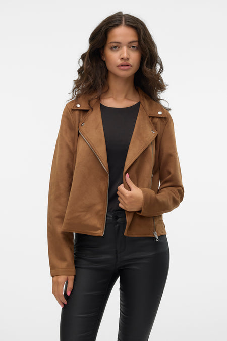 Veste marron en simili cuir de VERO MODA, avec une fermeture éclair asymétrique et des détails argentés.
