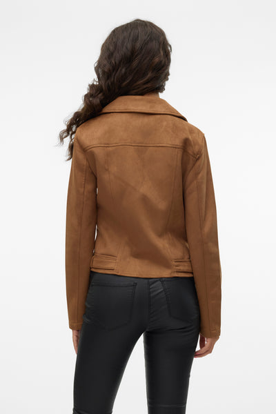 Veste en simili cuir marron de VERO MODA, vue de dos, avec des coutures décoratives.