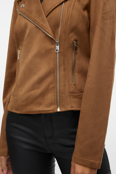 Veste en simili cuir marron de VERO MODA, avec fermeture éclair argentée et poches zippées.