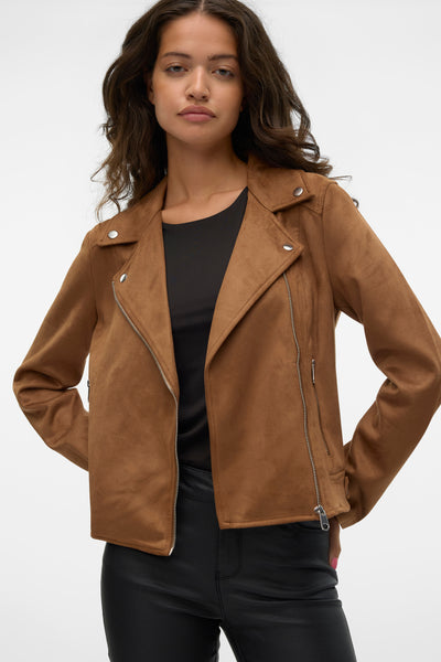 Veste motard en similicuir marron de Vero Moda, avec fermeture éclair asymétrique et détails argentés.