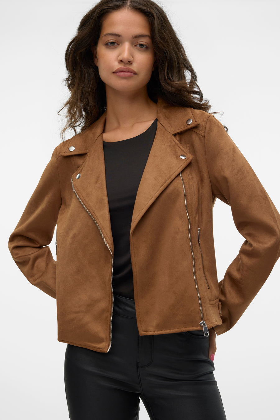 Veste motard en similicuir marron de Vero Moda, avec fermeture éclair asymétrique et détails argentés.