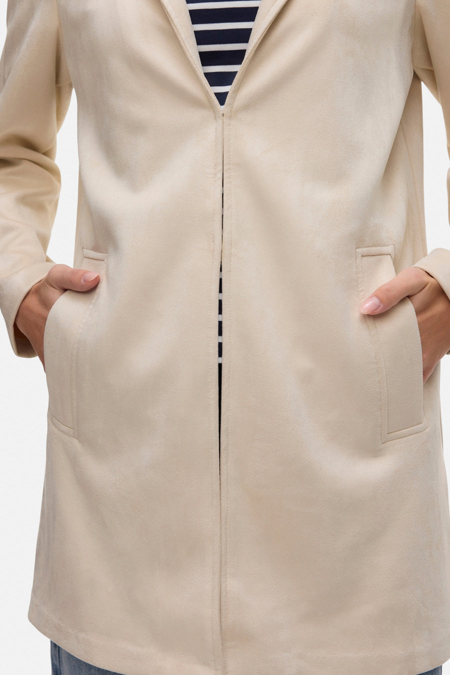 Ecru lange jas van VERO MODA, met zakken en een marineblauw-witte gestreepte voering.