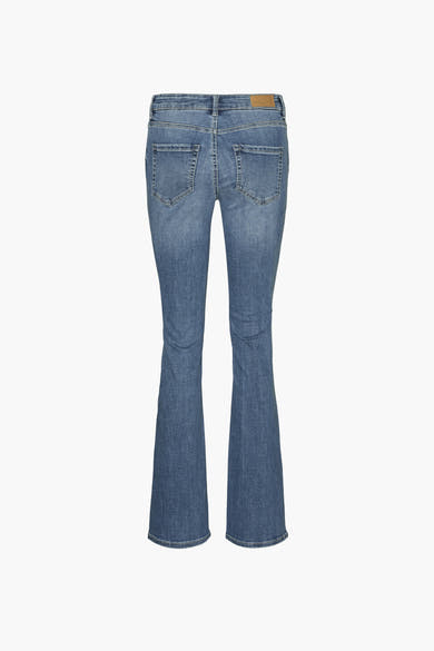 Jean évasé bleu moyen de VERO MODA, avec poches arrière, sur fond blanc.
