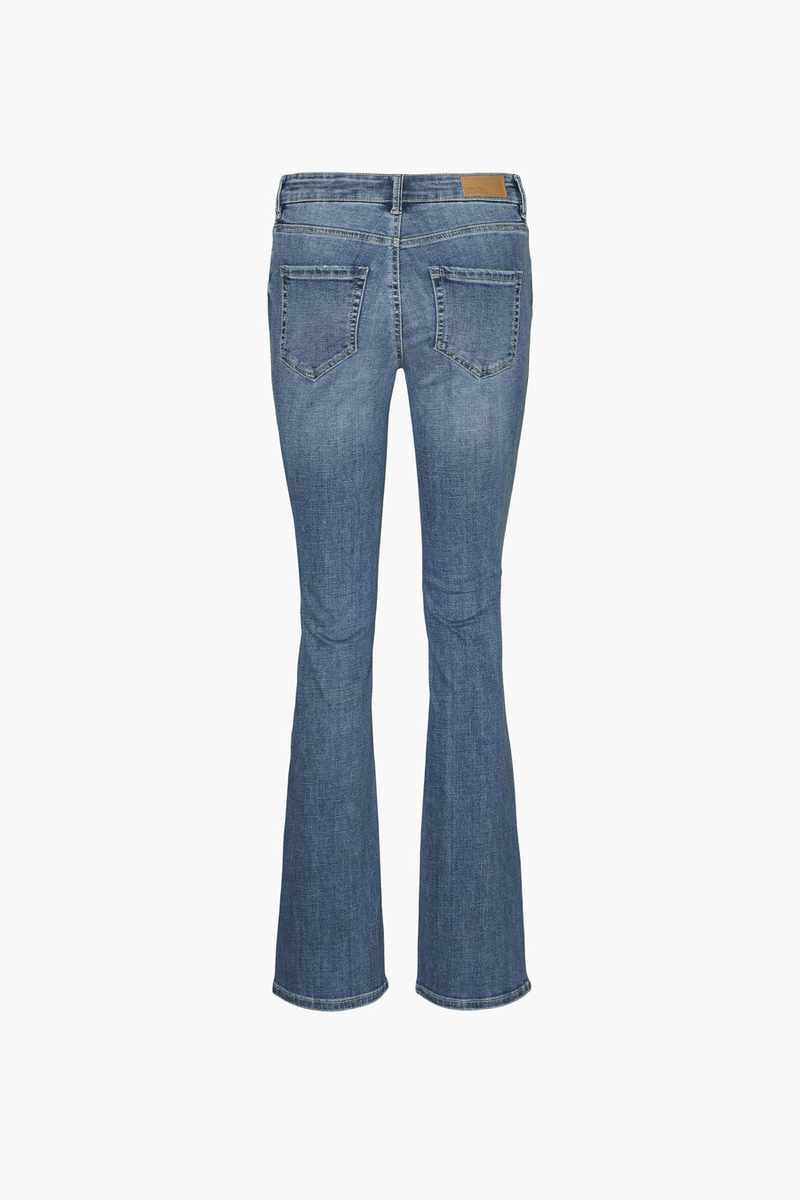 Jean évasé bleu moyen de VERO MODA, avec poches arrière, sur fond blanc.
