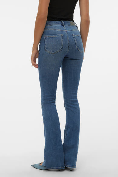 Jean évasé en denim bleu moyen de Vero Moda, avec poches arrière et ourlet bottillon.
